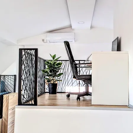 Spacious & Attractive 600m-7minuta Hoda Od Centra, Mogucnost Za Parking-apartmani-nsmilos